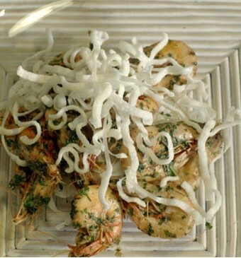 In cognac geflambeerde garnalen met knoflookbrood