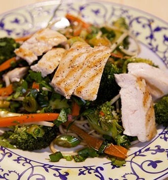 Oosterse broccolisalade met gegrilde kip