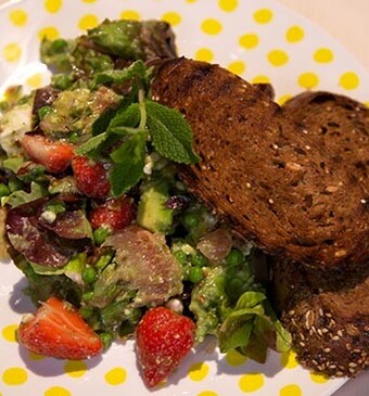 Grapefruit-aardbeiensalade met feta