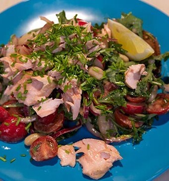 Zalmsalade op gegrild boerenbrood