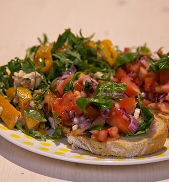 Bruschetta di pomodori met Italiaanse salade