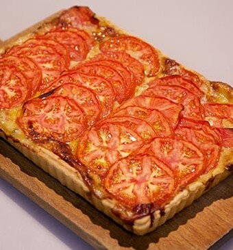 Zwitserse kaastaart met tomaten