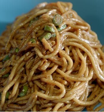 Gebakken noedels met oestersaus en pannenkoek met gekaramelliseerde peren