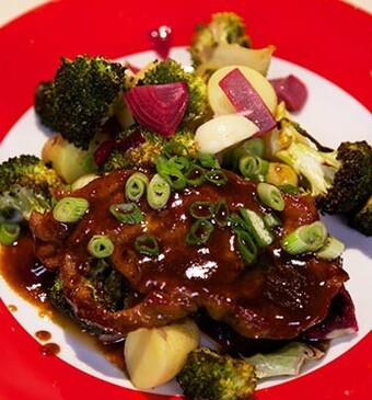 Oosters geroosterde broccoli met hoisin-karbonades