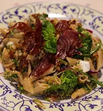 Pesto-broccolipasta met parmaham