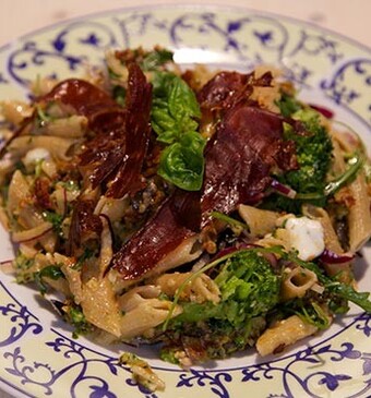 Pesto-broccolipasta met parmaham