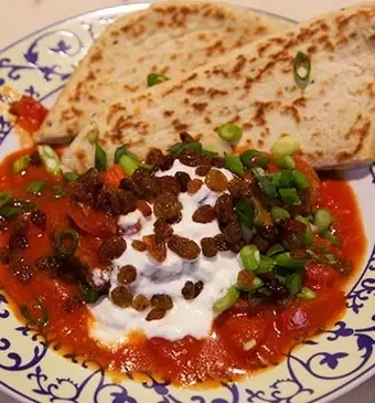 Köfte in pittige tomatensaus met naanbrood
