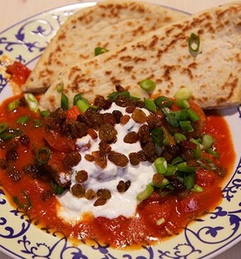 Köfte in pittige tomatensaus met naanbrood