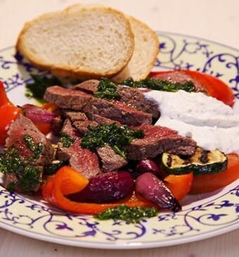 Biefstuk met gegrilde groente en knoflookyoghurt