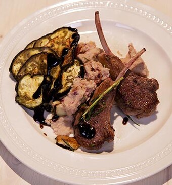 Lamskoteletten met witte bonencrème en chorizo