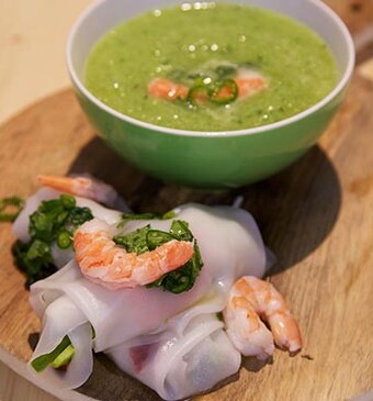 Groene gazpacho met chorizo-garnalenloempia’s
