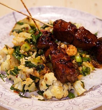 Varkenssaté met oosterse bloemkool