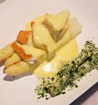 Asperges met gerookte heilbot