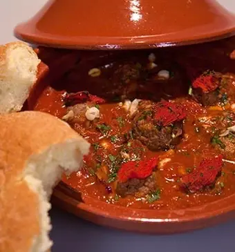 Tajine met gevulde gehaktballen met ‘zongedroogde’ tomaatjes