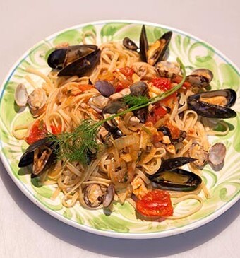 Linguine allo scoglio (linguine met zeevruchten)
