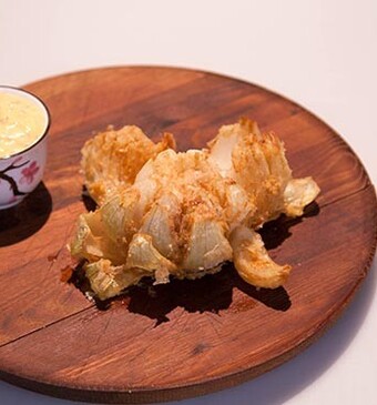 Lotus-ui met pittige dip