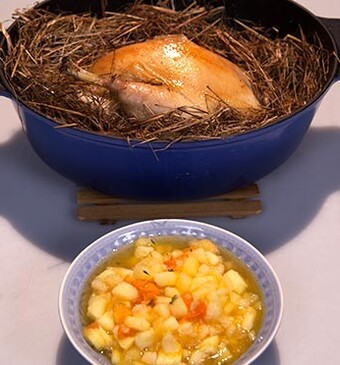 Bresse kip gegaard in hooi