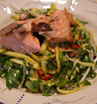 Zalm uit de oven met oosterse salade