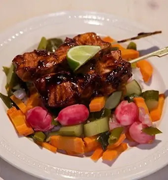 Zalmyakitori met zoetzure groente