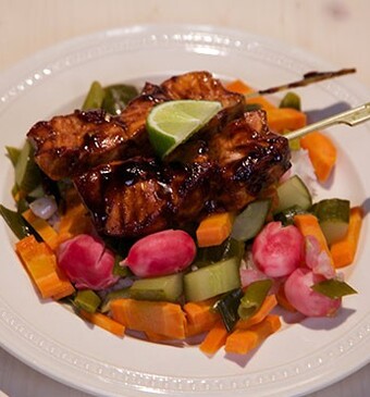 Zalmyakitori met zoetzure groente