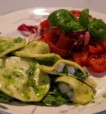 Glutenvrije cadeautjes (ravioli met kaasvulling en rucolapesto met een rode salade)