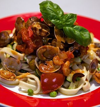 Tagliatella aan de zee (pasta met groene groente en rode zeevruchtensaus)
