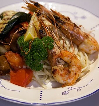 Spannende gamba's (met geroosterde en gegrilde groente en sesamnoedels)