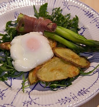 Groene asperges met een gepocheerd ei