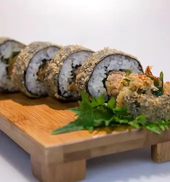 Spicy tempurasushi met krab en zalm (gefrituurde sushi)