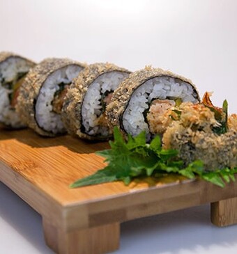 Spicy tempurasushi met krab en zalm (gefrituurde sushi)