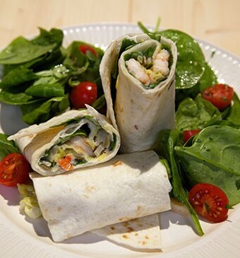 Wraps met romige spitskool en garnalen