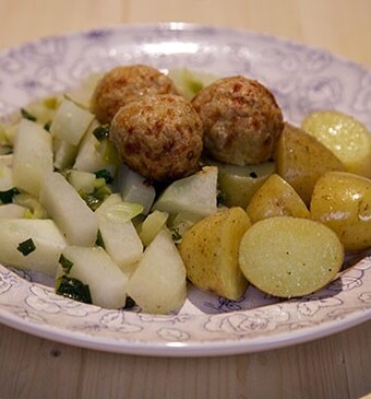 Gruyère-kippengehaktballetjes met gestoofde koolrabi