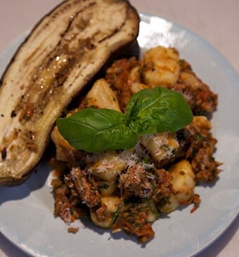 Njokkie = Gnocchi (met groentegehaktsaus en gepofte aubergine)