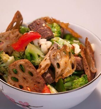 Pikant-zoete beefwokschotel met lotuswortelchips