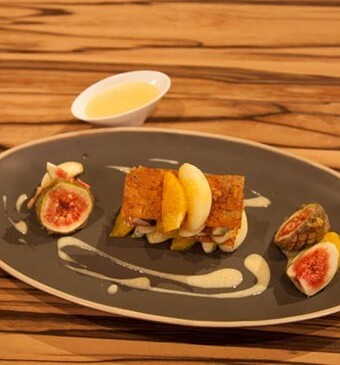 Millefeuille van kaneelwarka en fruit (dessert van zelfgemaakt filodeeg)