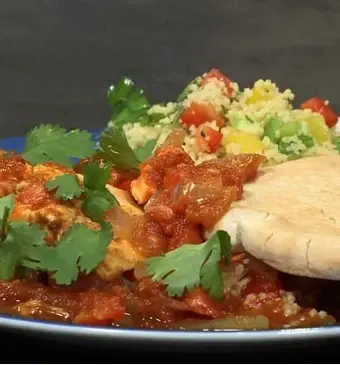 Pita met pit (shakshuka met couscoussalade)