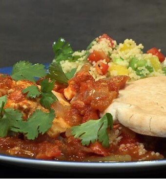 Pita met pit (shakshuka met couscoussalade)