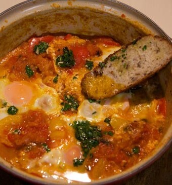 Eieren in groentestoof met knoflookbrood