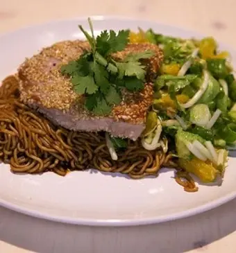Sesam-tonijnsteaks met avocadosalade