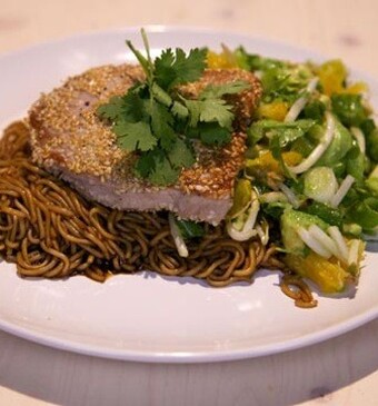 Sesam-tonijnsteaks met avocadosalade