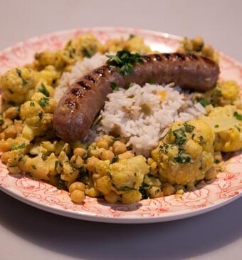 Hollandse curry (bloemkoolcurry met notenrijst en een saucijs)