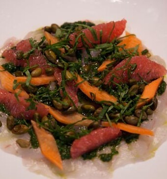 Carpaccio van wilde zeebaars met spinaziedressing