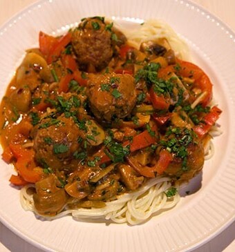 Spaghetti stroganoff met balletjes