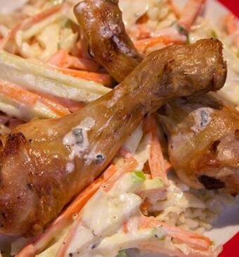 Gekaramelliseerde drumsticks met blauwekaasdip en coleslaw
