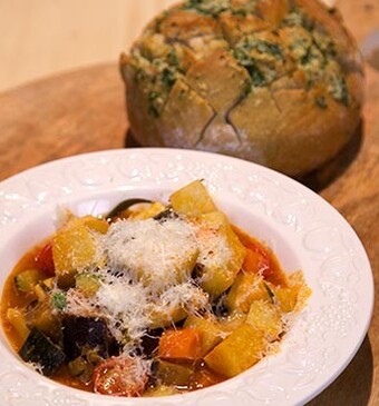 Italiaanse groentestoof met kaasbrood