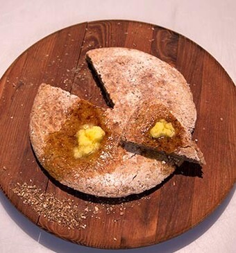 Harsha met smen (Arabisch panbrood met gerijpte boter)