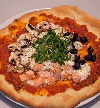 Pizza con salmone, acciughe e funghi (pizza met zalm, ansjovis en champignons)