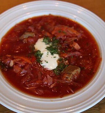 Borsjtsj met Siberische gevulde deegkussentjes