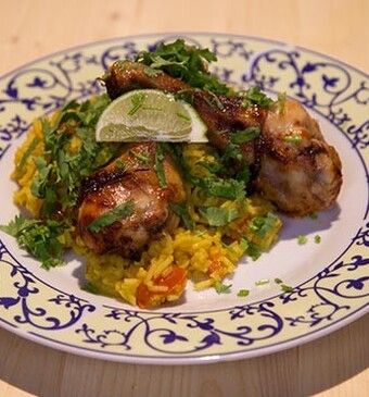 Mango-drumsticks met abrikozenpilav