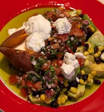 Gepofte zoete aardappels met Mexicaanse salsa